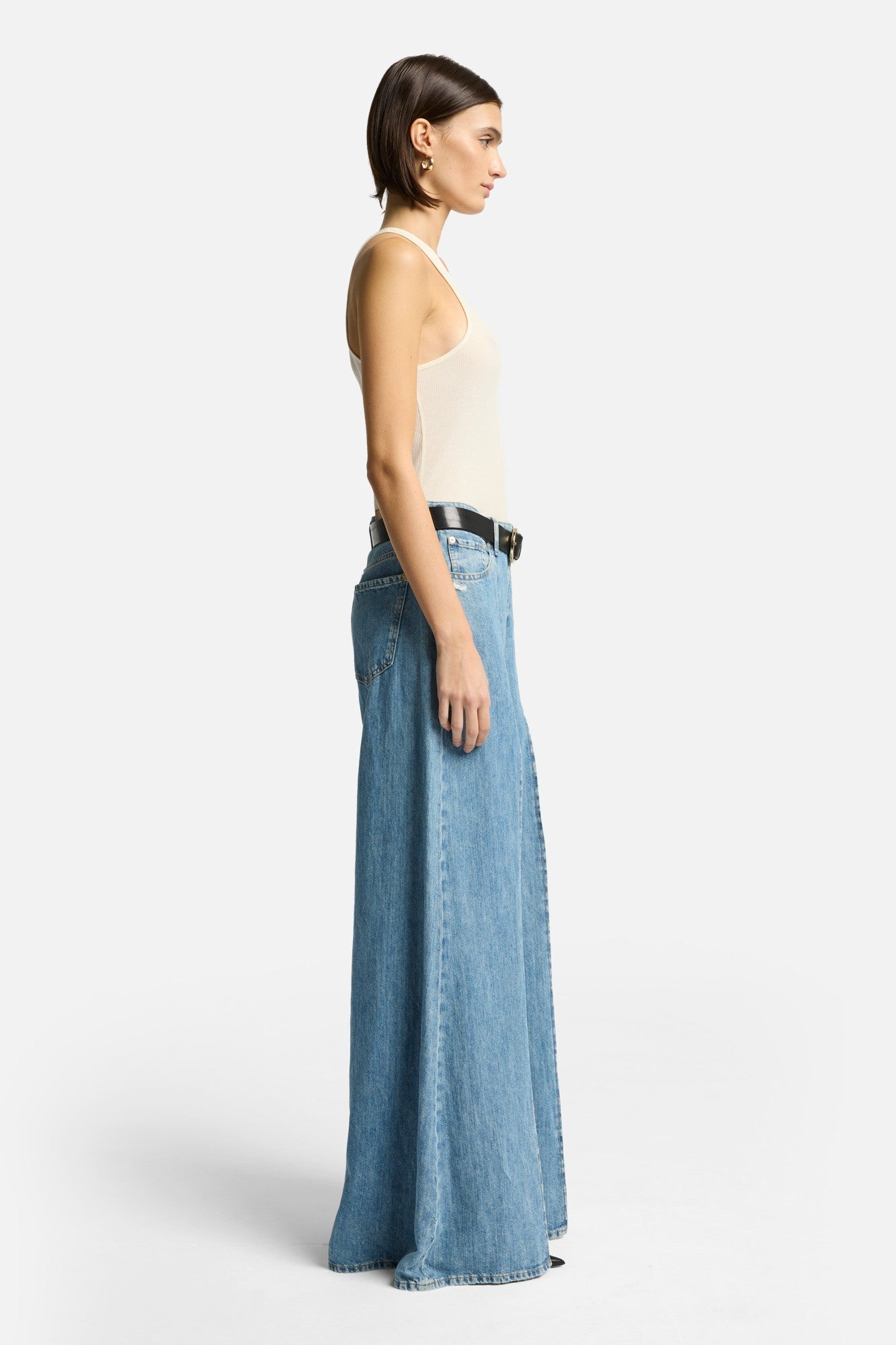 Christina Seewald ホワイト タンクトップ Racer Front Tank in White | 7 For All Mankind