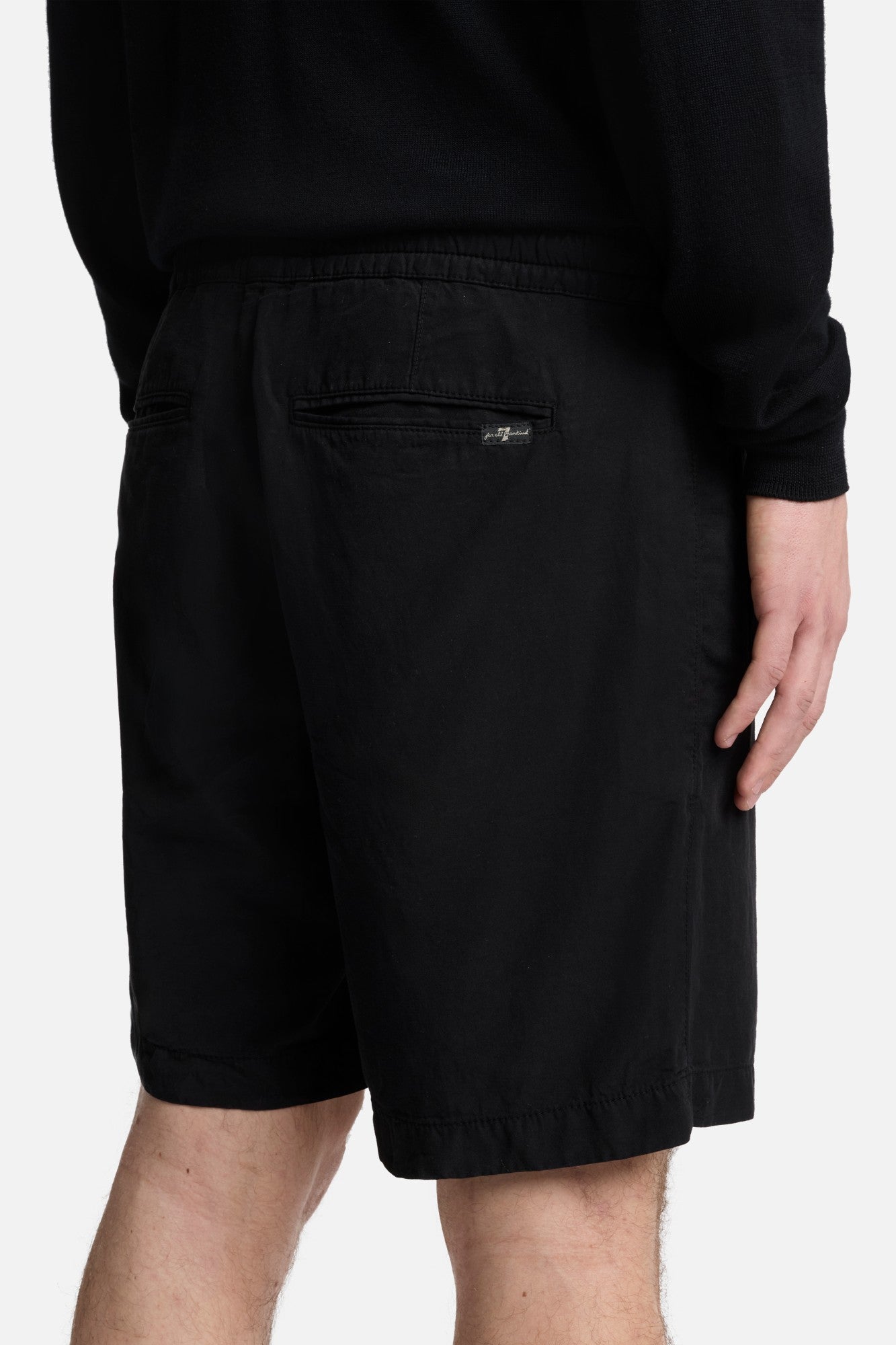 Linen Blend Jogger Short in Black | 7 For All Mankind
