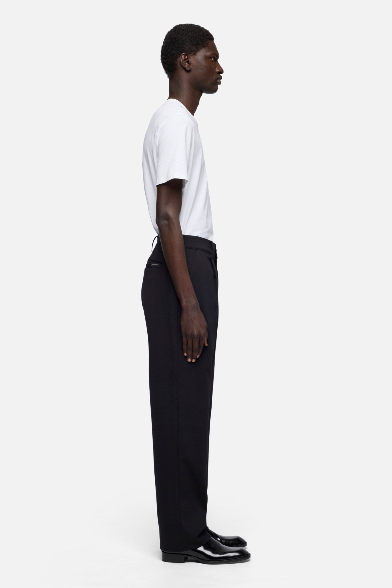 PLEATED TROUSER in Luxe Performance Knit Black | 7 For All Mankind