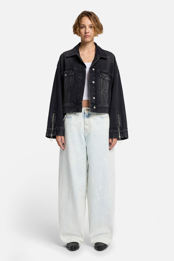 OLI CROPPED TRUCKER