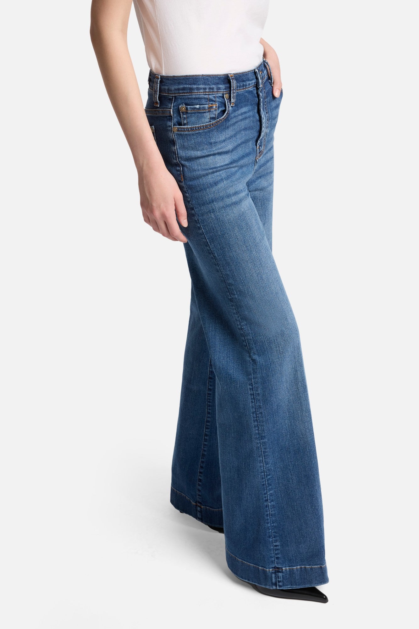 Slim Illusion Modern Dojo in Soho Light | 7 For All Mankind
