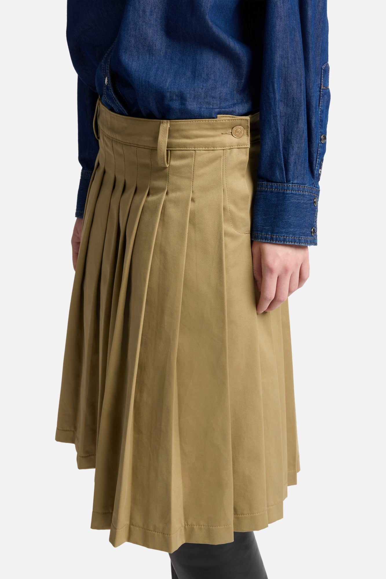 Comfort Twill Pleated Midi Skirt in Sand Storm | 7 For All Mankind