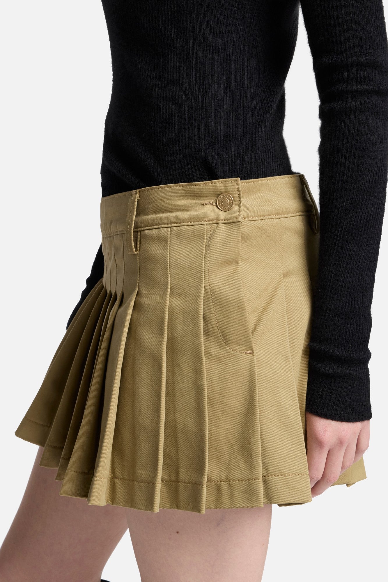 Comfort Twill Pleated Mini Skirt in Sand Storm | 7 For All Mankind