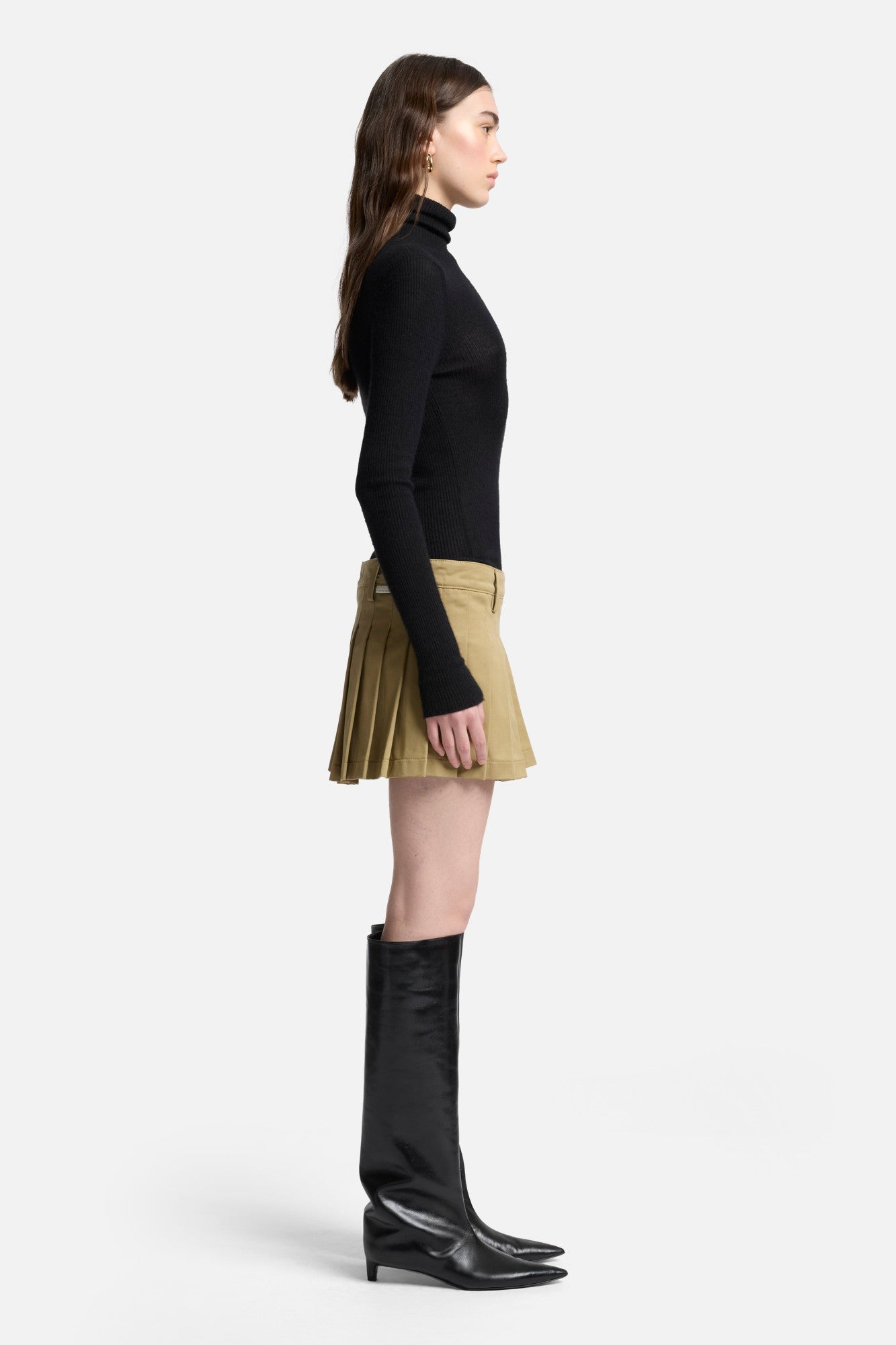 Comfort Twill Pleated Mini Skirt in Sand Storm | 7 For All Mankind